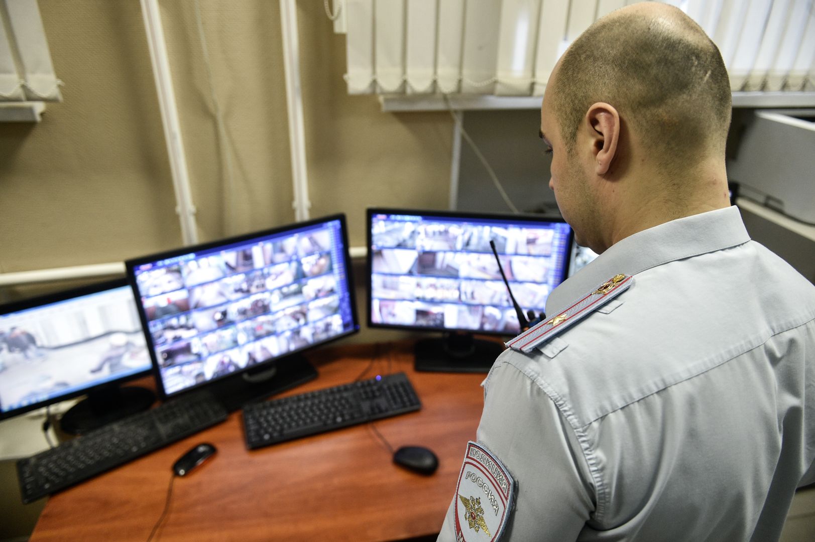 Сотрудник полиции следит за порядком