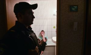 Полиция в квартире человека