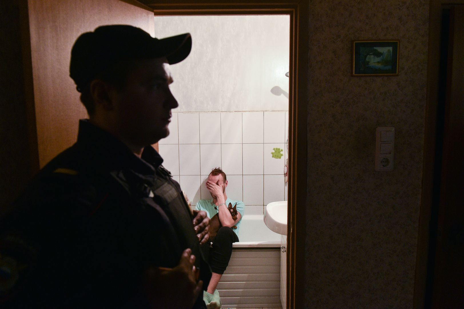 Полиция в квартире человека