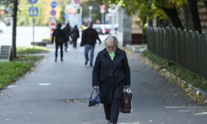 Пенсионер идет по улице