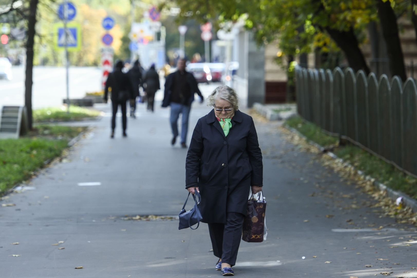 Пенсионер идет по улице