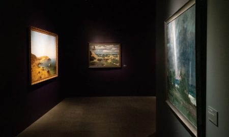 Картины висят в музее