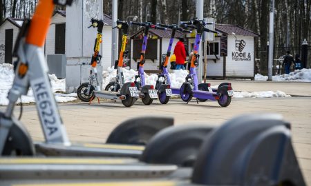 Самокаты стоят на улице