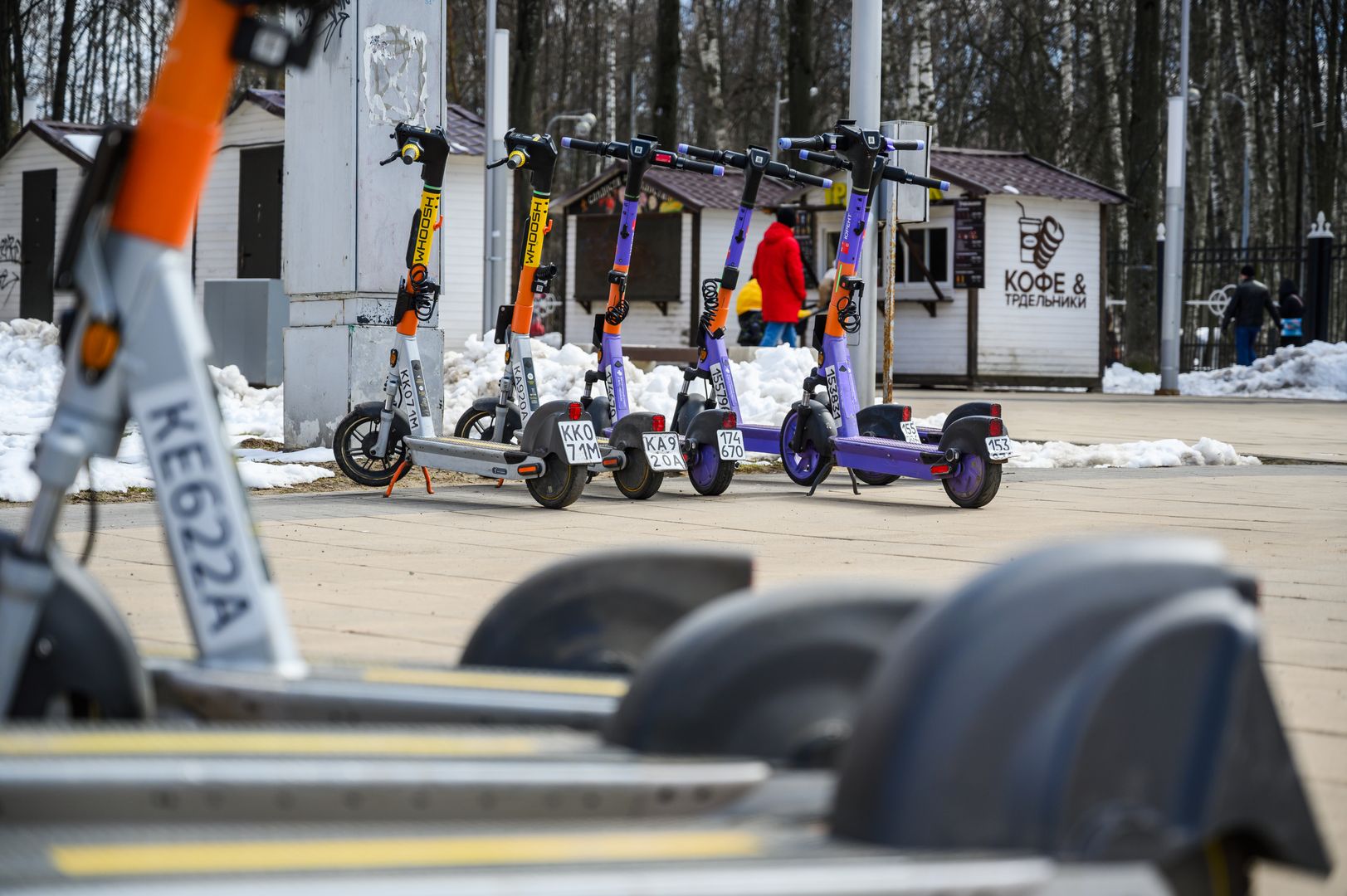 Самокаты стоят на улице