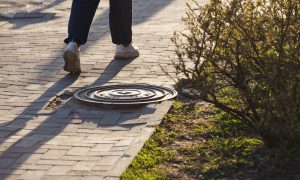 Человек идет по парку