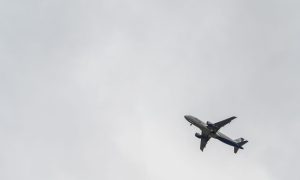 Самолет летит в небе