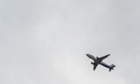 Самолет летит в небе