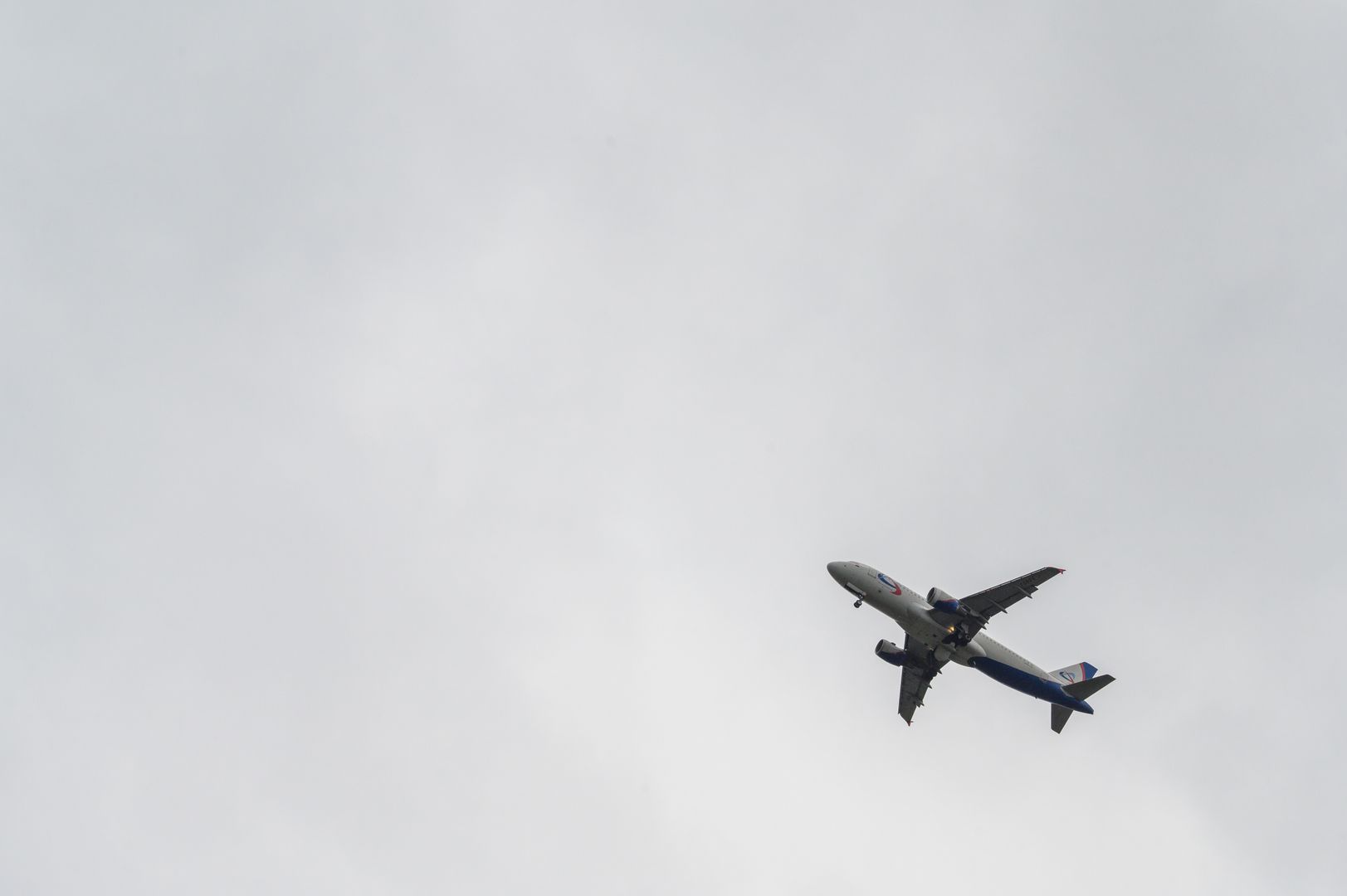 Самолет летит в небе