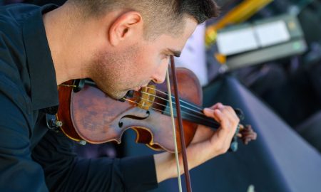 Мужчина играет на скрипке