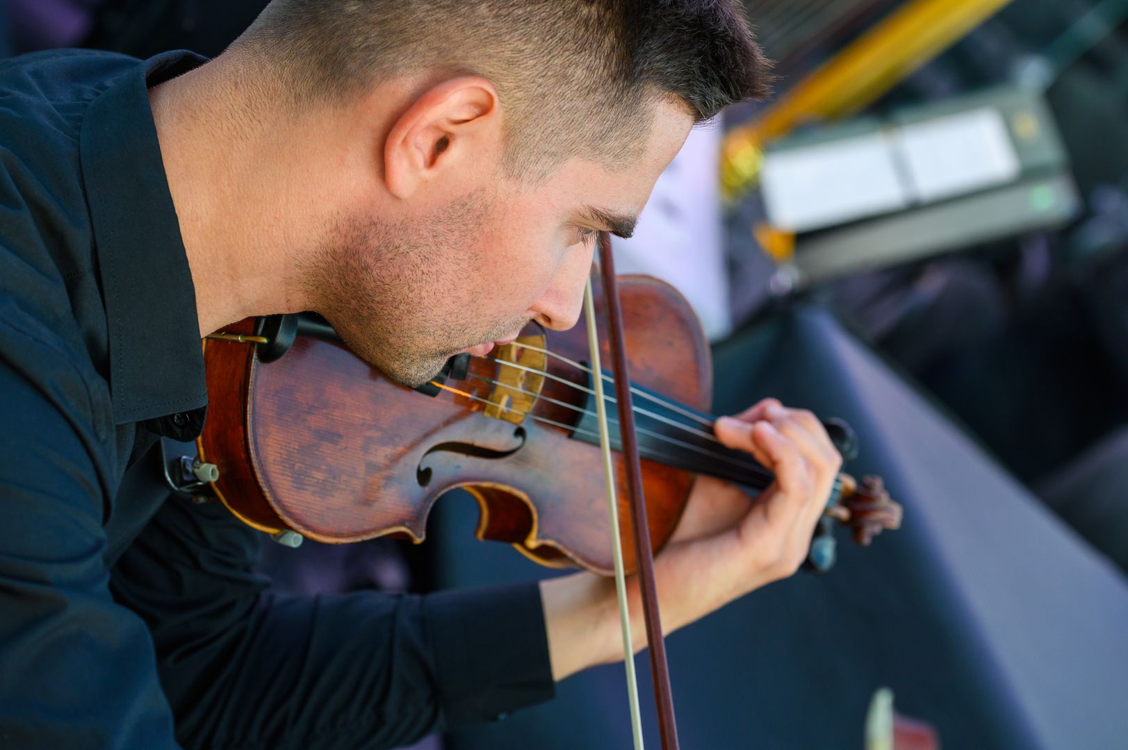 Мужчина играет на скрипке