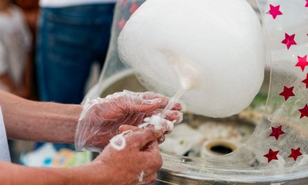 Продавец делает сладкую вату