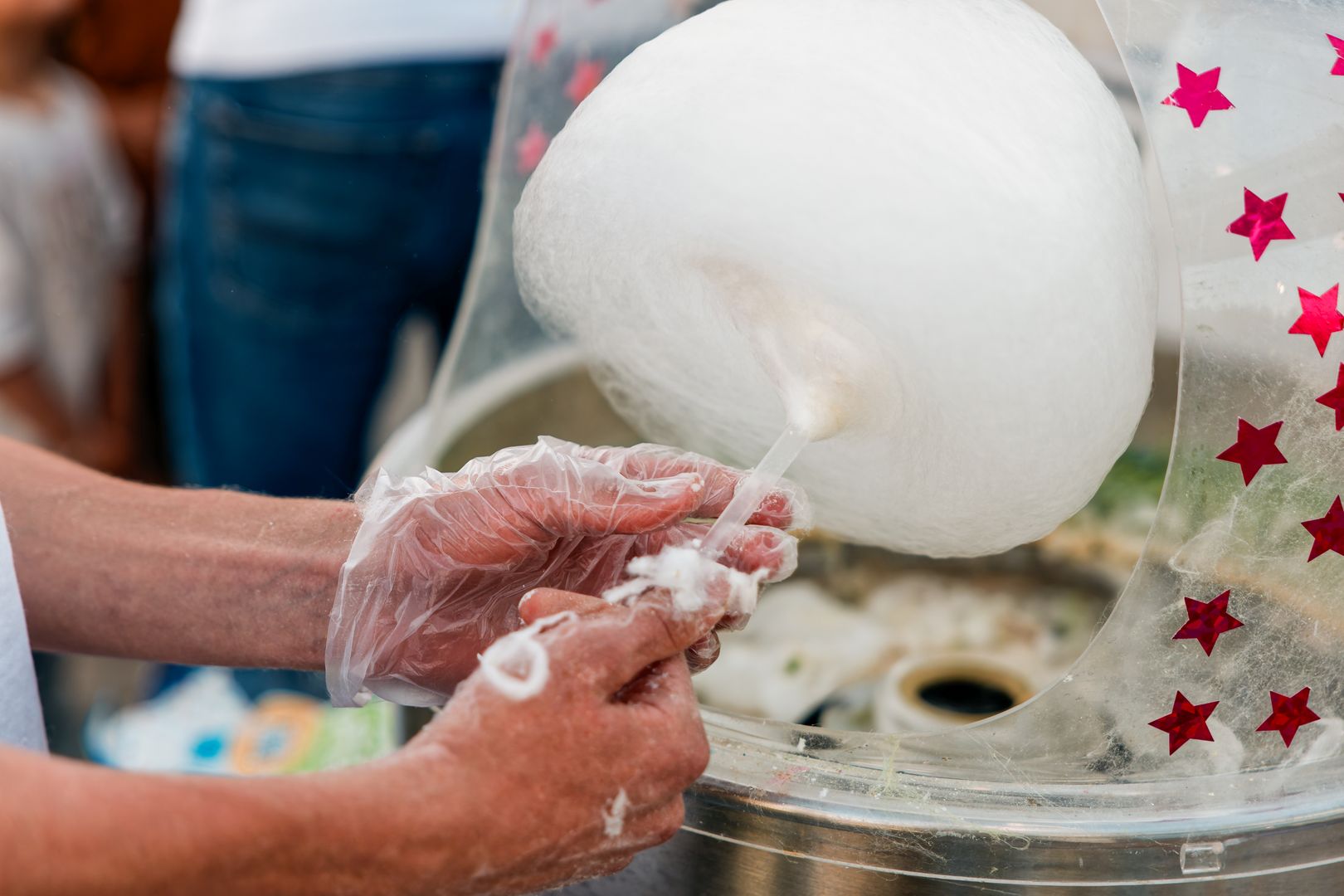 Продавец делает сладкую вату