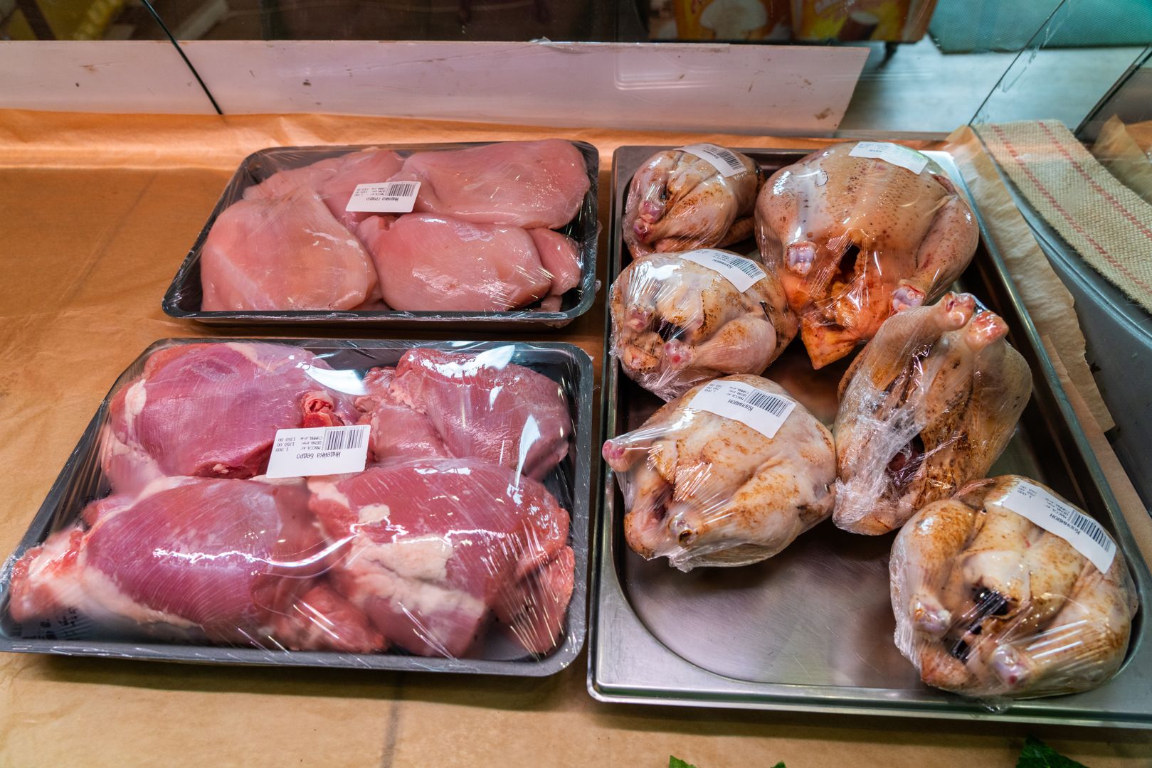 Мясо на прилавках магазина