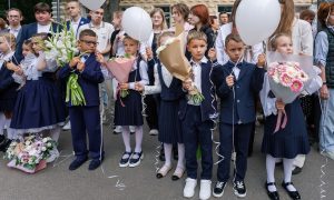 Первоклассники стоят на линейке