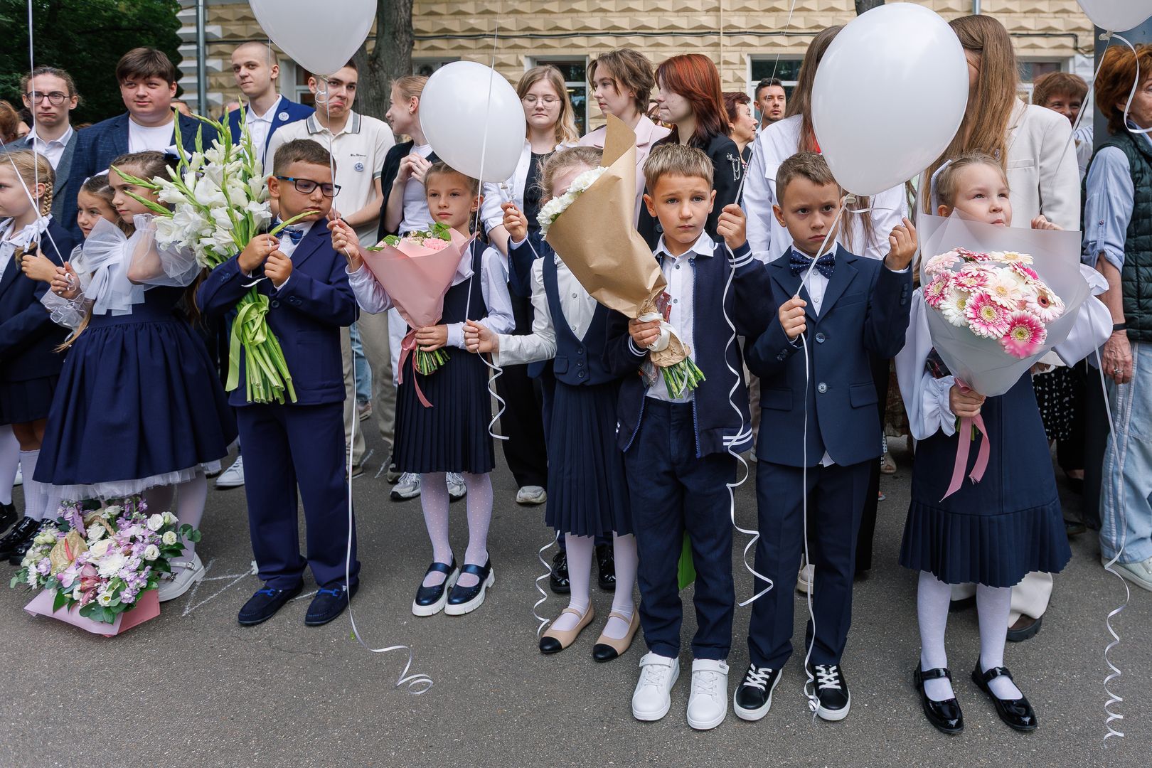 Первоклассники стоят на линейке