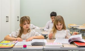 Ученики сидят на уроке в школе