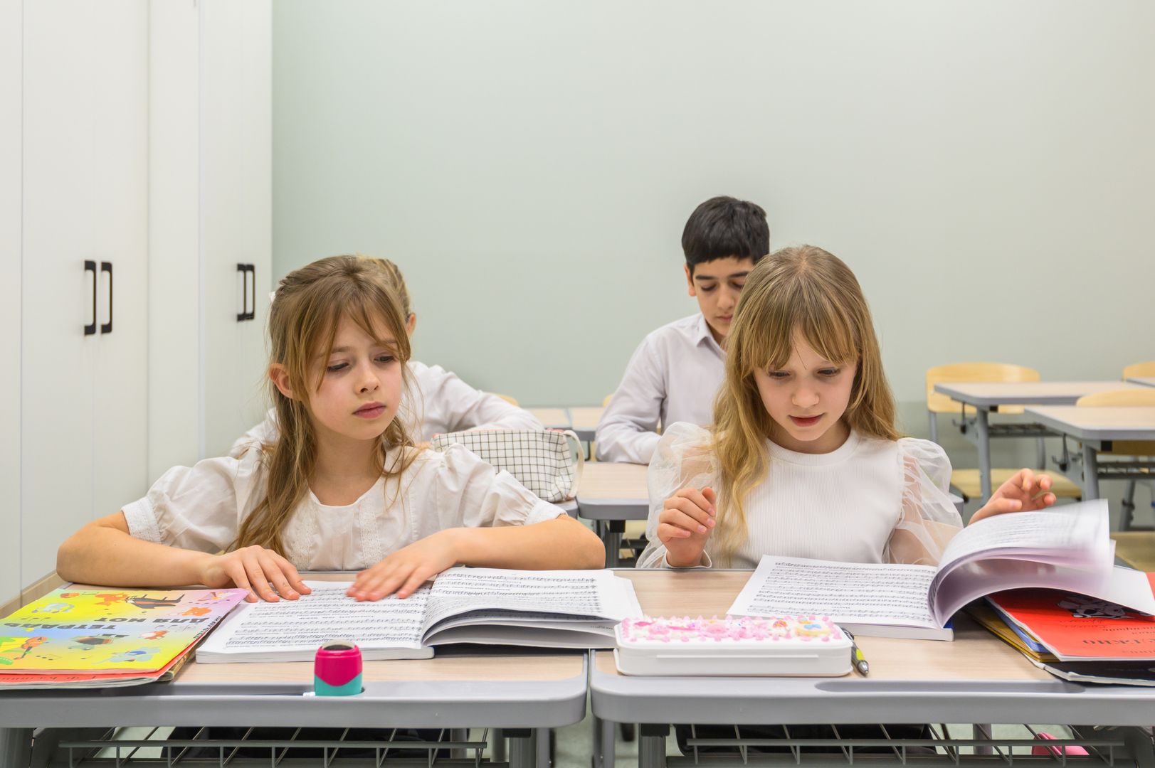 Ученики сидят на уроке в школе