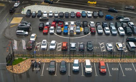 Парковка машин у ТЦ