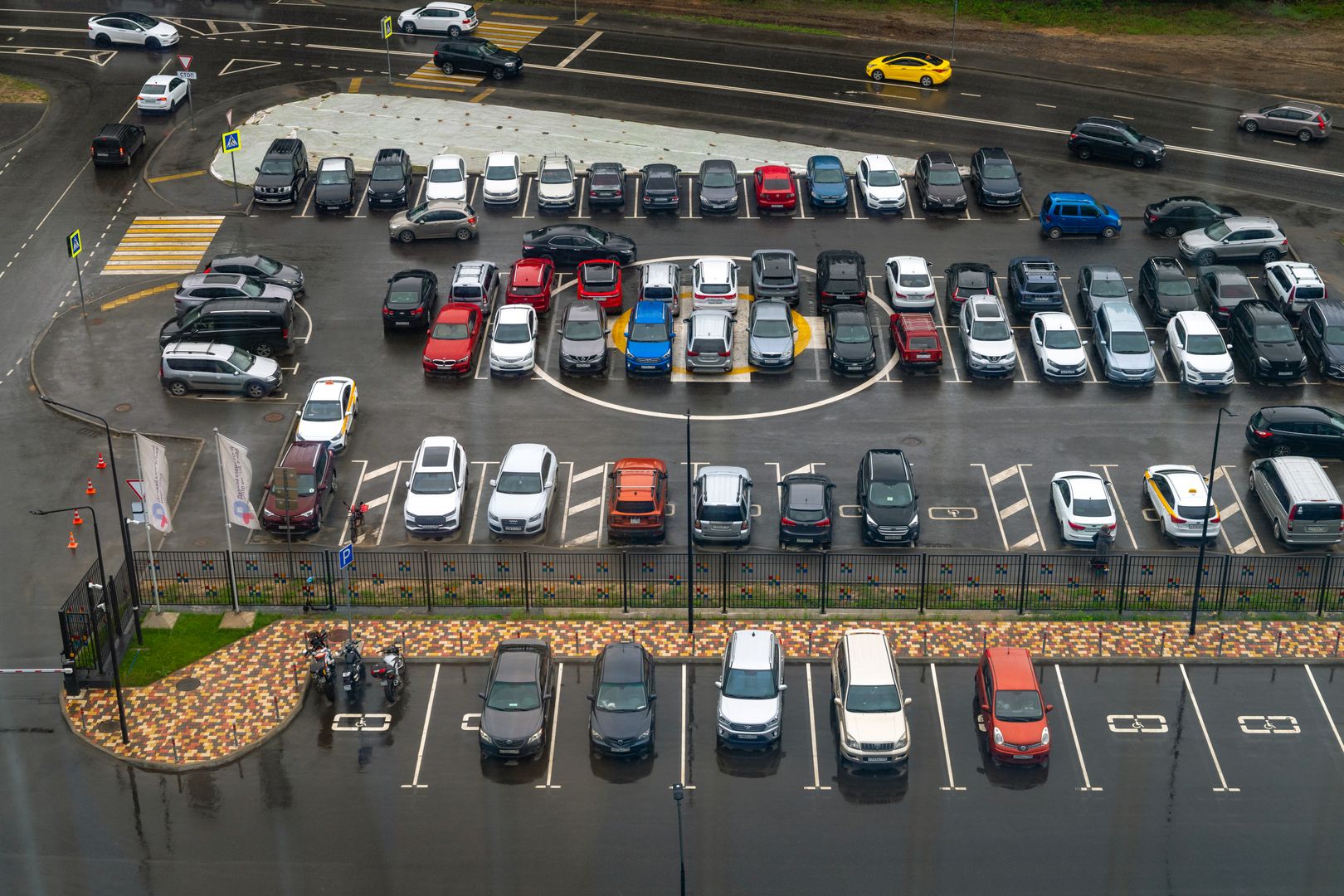 Парковка машин у ТЦ