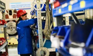 Девушка работает на заводе