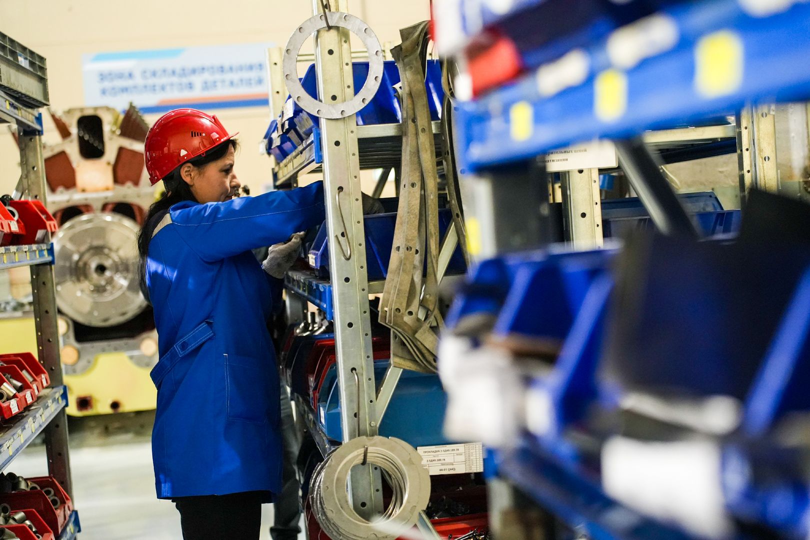 Девушка работает на заводе