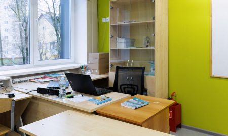 Парта учителя в школе