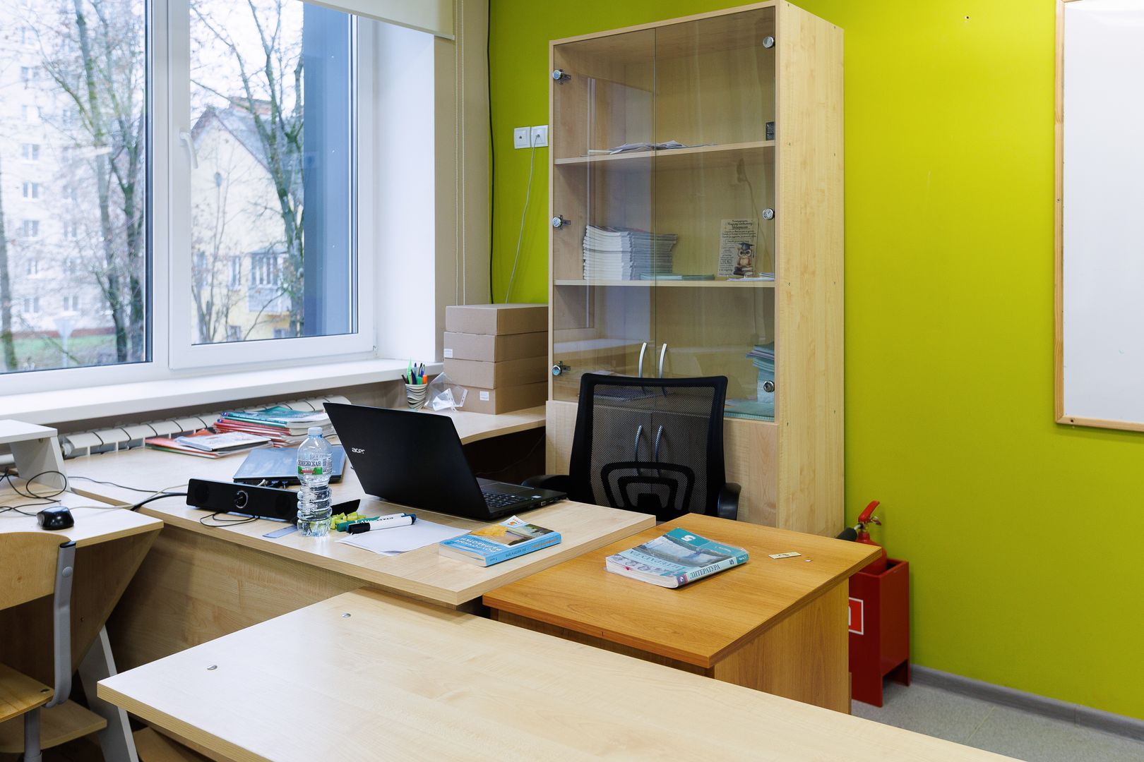 Парта учителя в школе