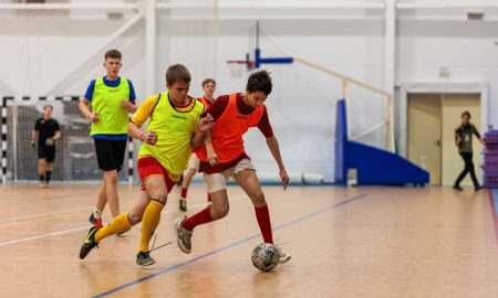 Школьники играют в футбол