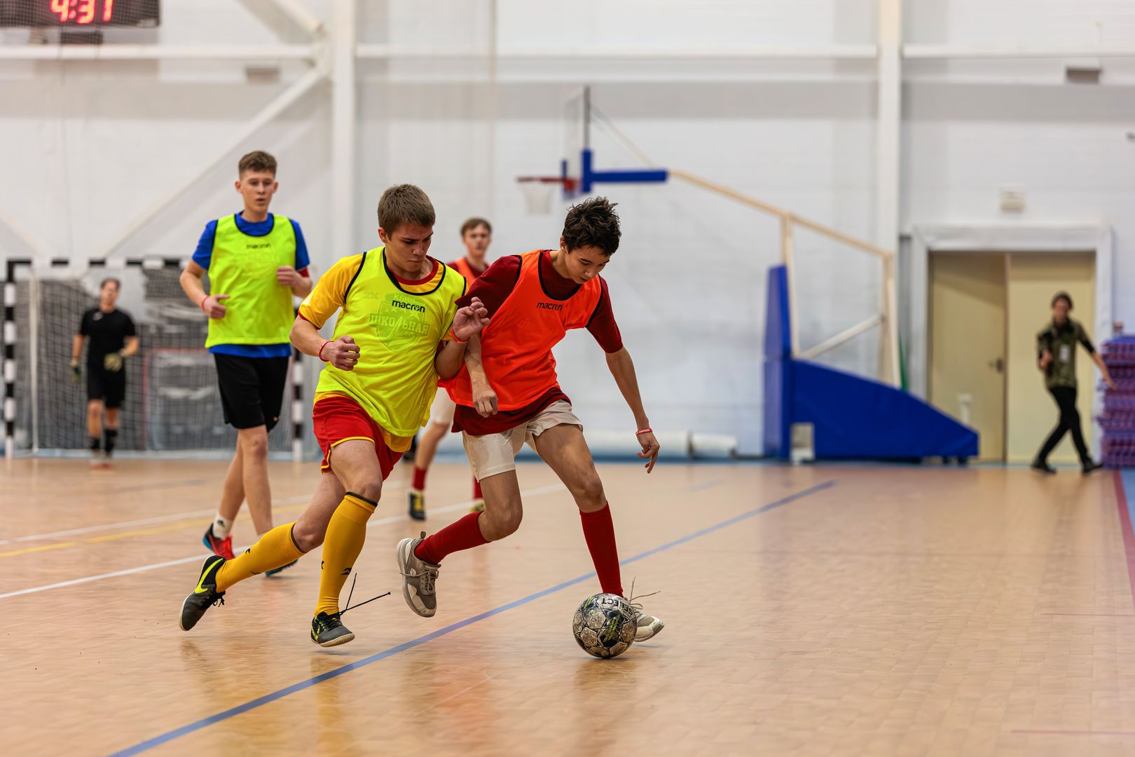 Школьники играют в футбол