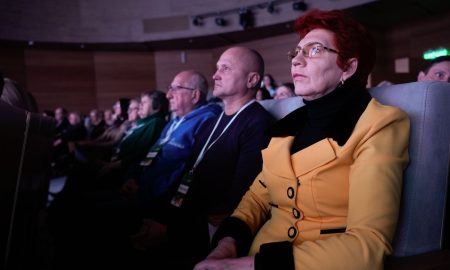 Люди сидят на форуме