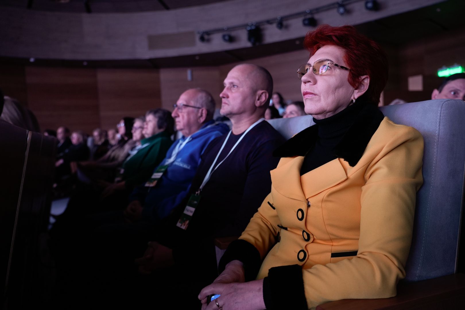 Люди сидят на форуме