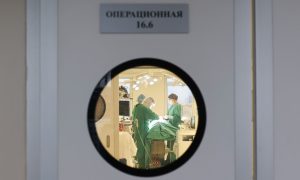 Врачи проводят операцию