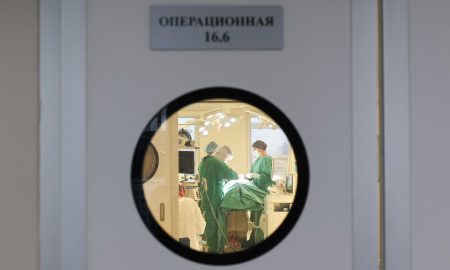 Врачи проводят операцию