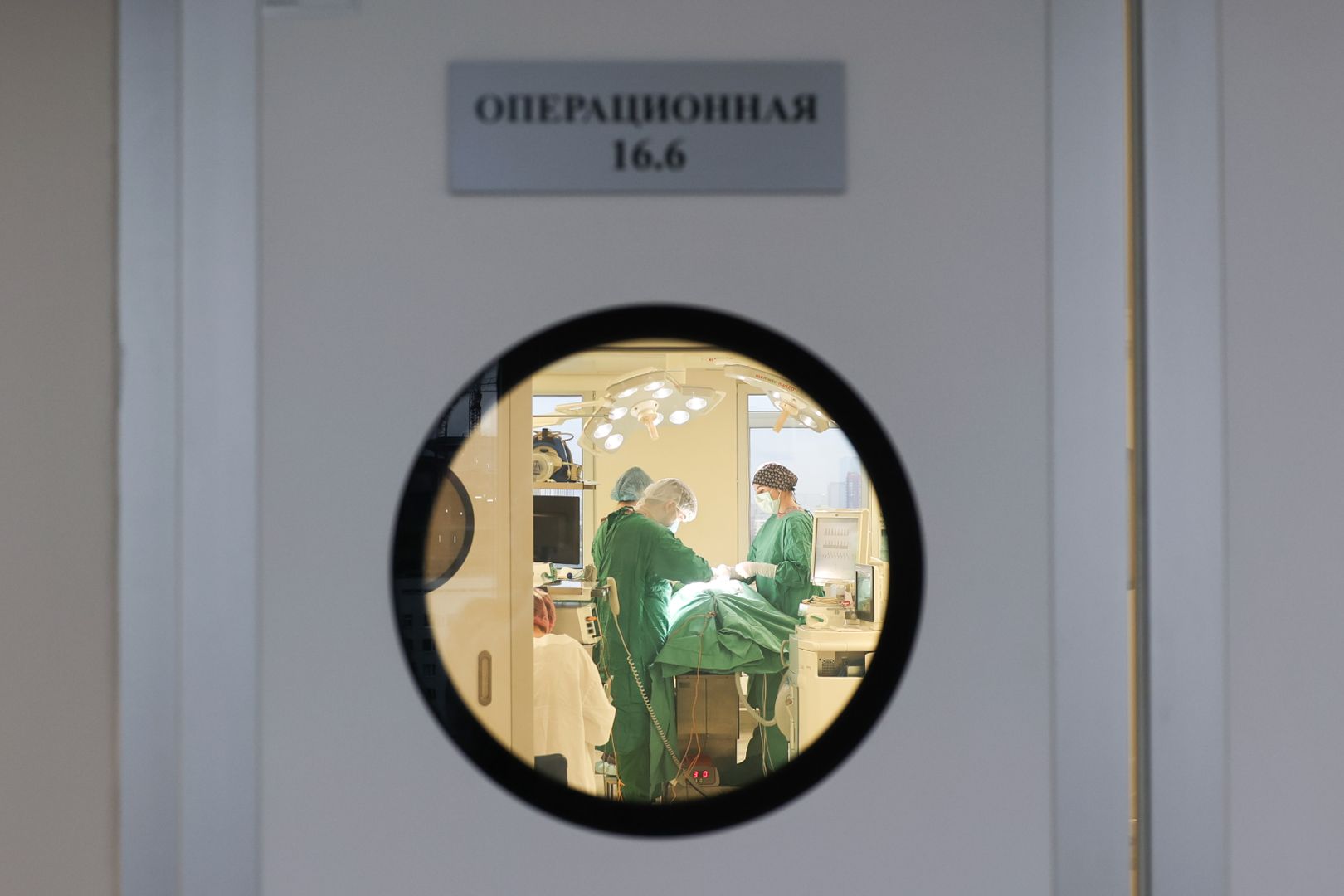 Врачи проводят операцию