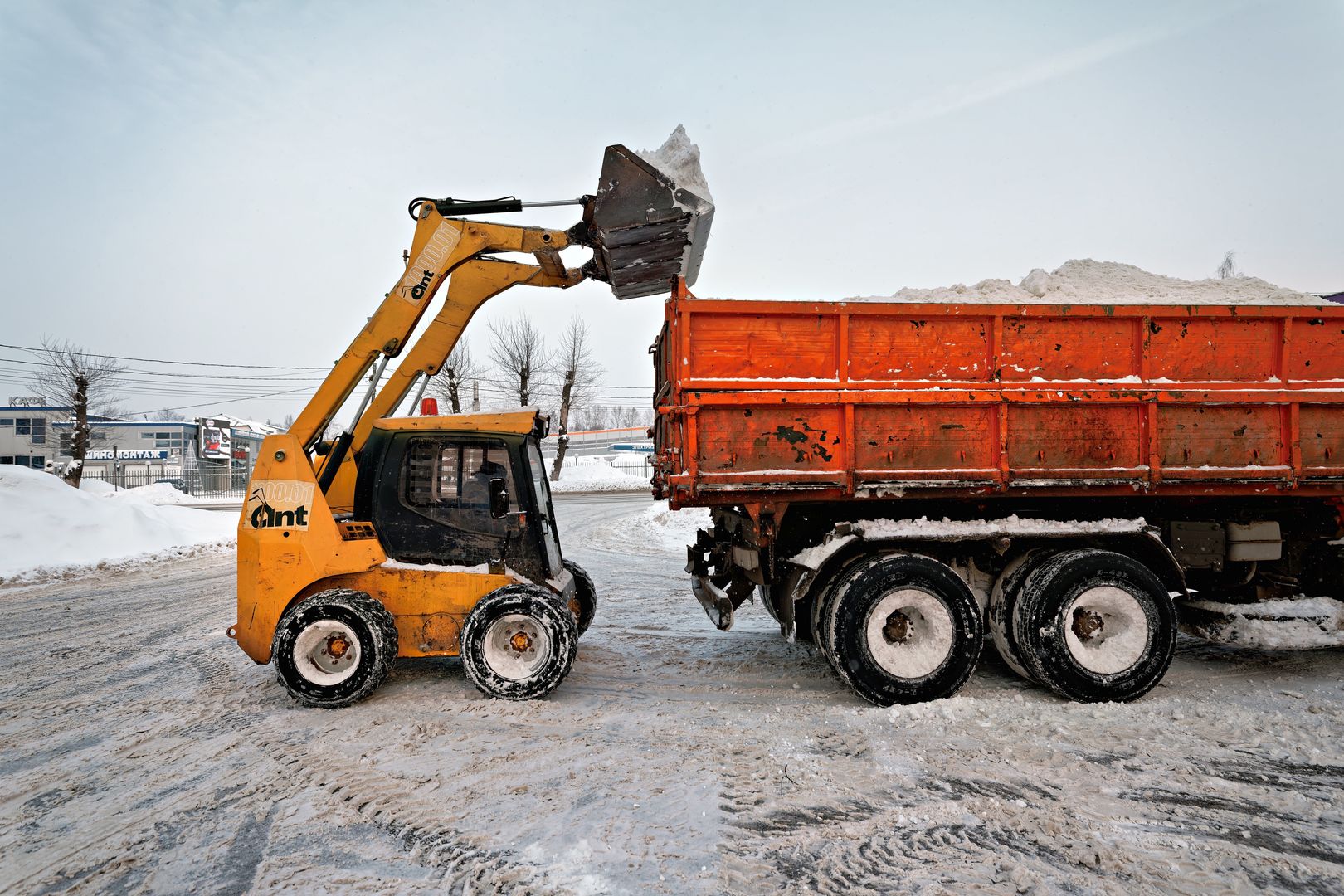 Машина убирает снег