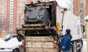 Мусоровоз вывозит мусор