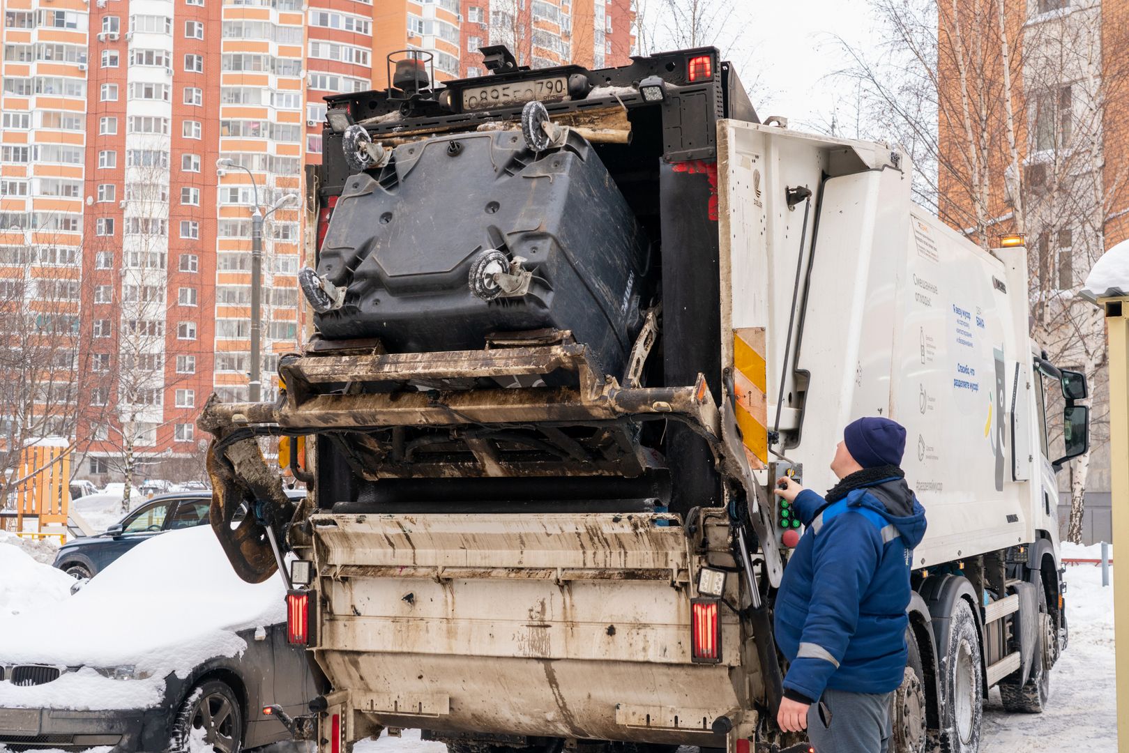 Мусоровоз вывозит мусор