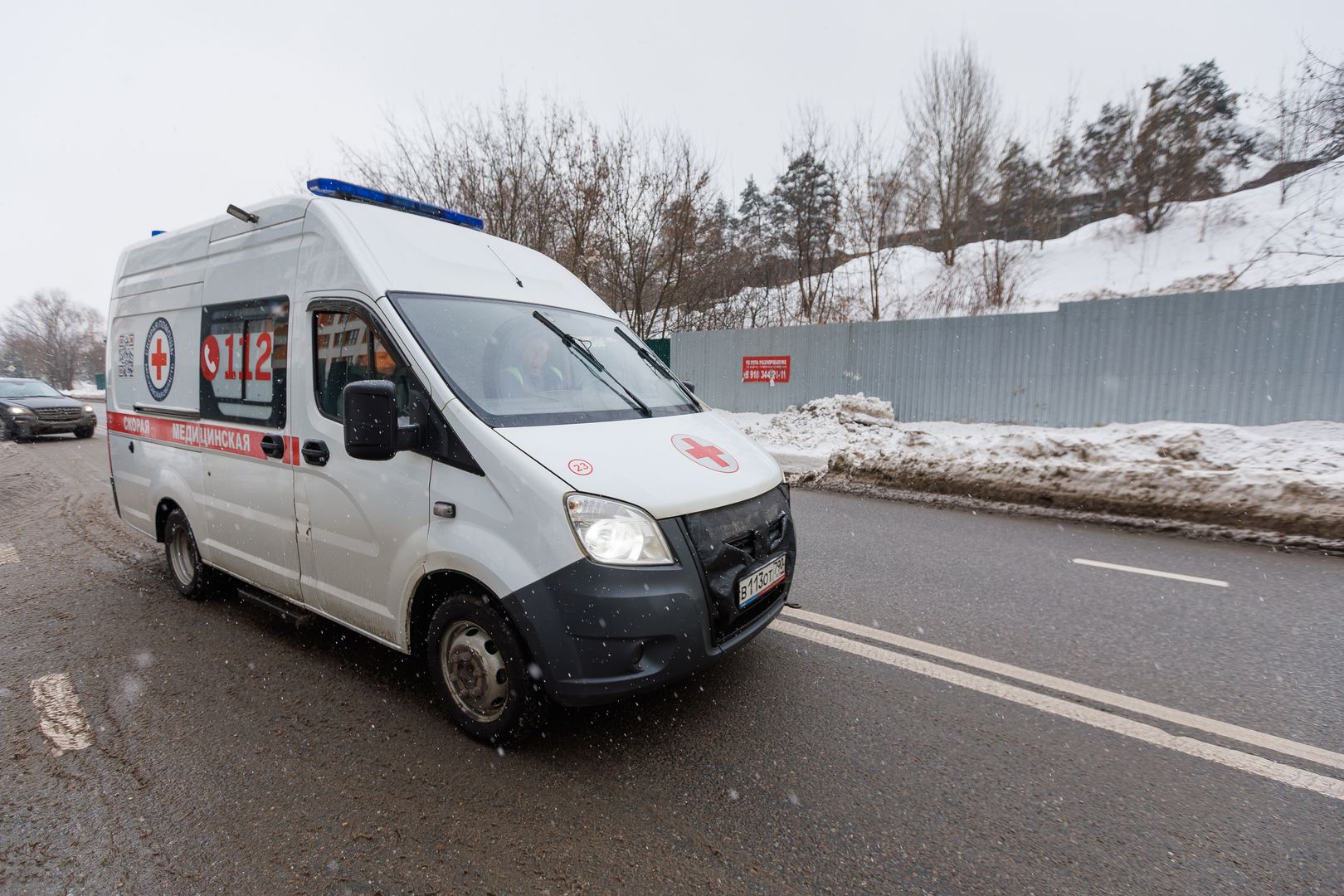 Машина скорой помощи куда-то едет