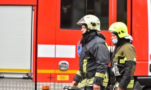 Пожарники около машины