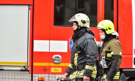 Пожарники около машины