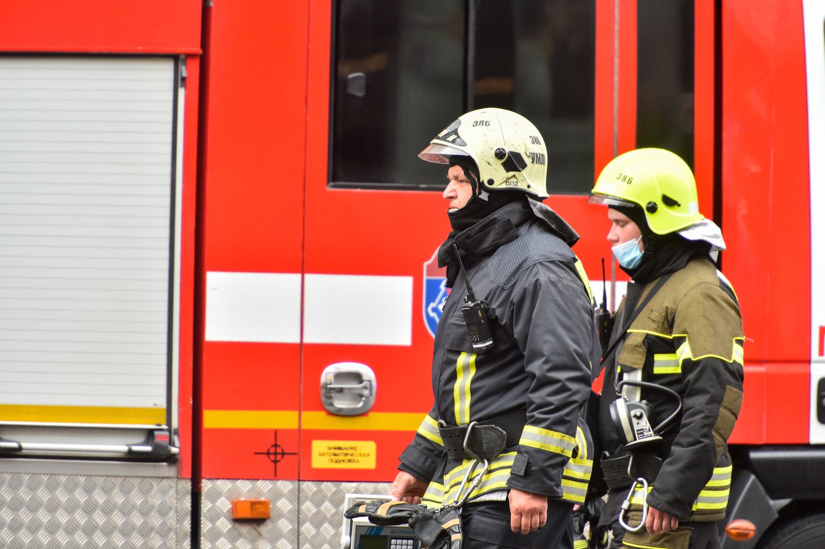 Пожарники около машины