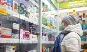 Женщина стоит в аптеке