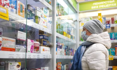 Женщина стоит в аптеке