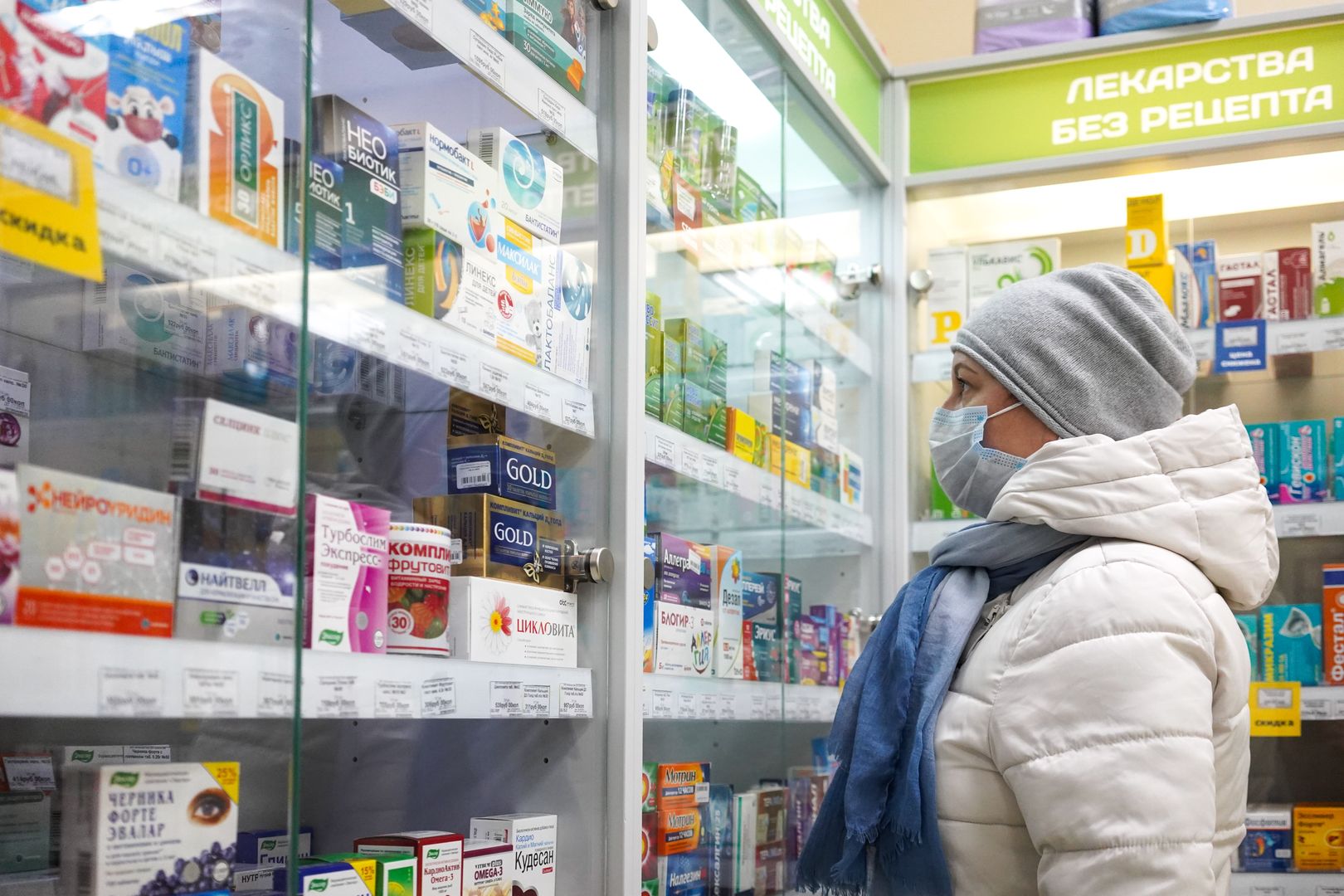 Женщина стоит в аптеке