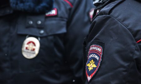 Полиция стоит на улице