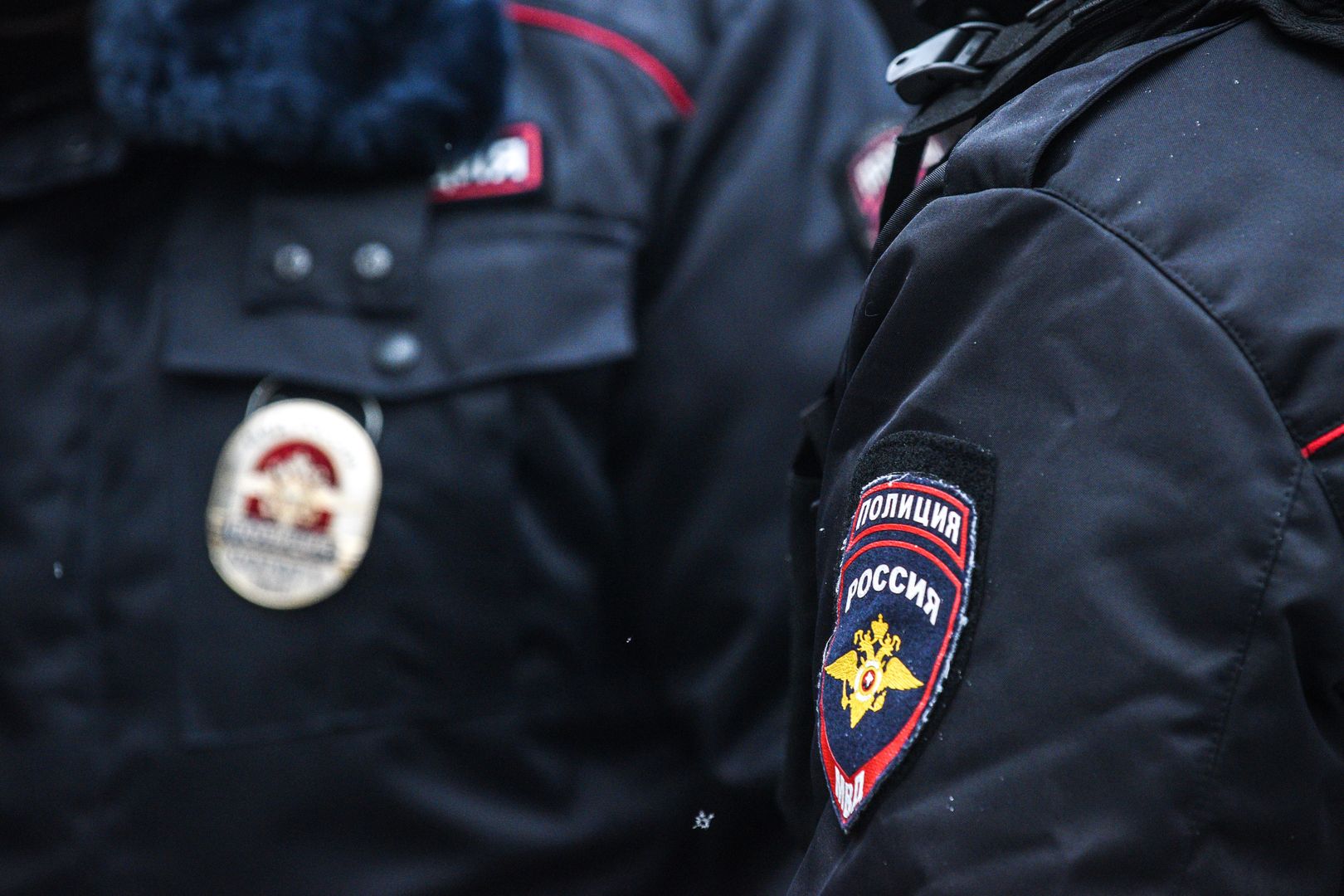 Полиция стоит на улице