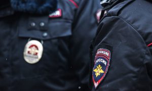 Полиция стоит на улице