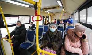 Люди сидят в автобусе