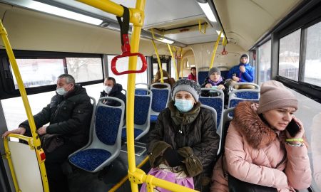 Люди сидят в автобусе