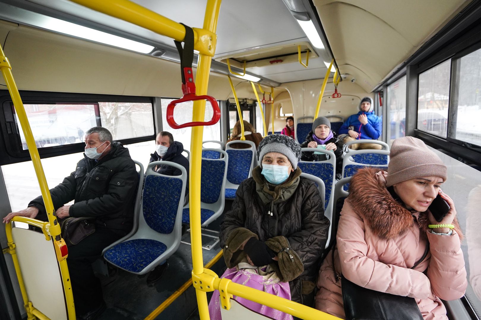 Люди сидят в автобусе